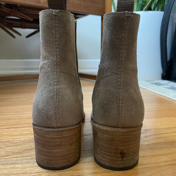 Dolce Vita Colbey Beige Suede Pointed Toe Chelsea Ankle Boots Sz 7.5 - Picture 2 of 7